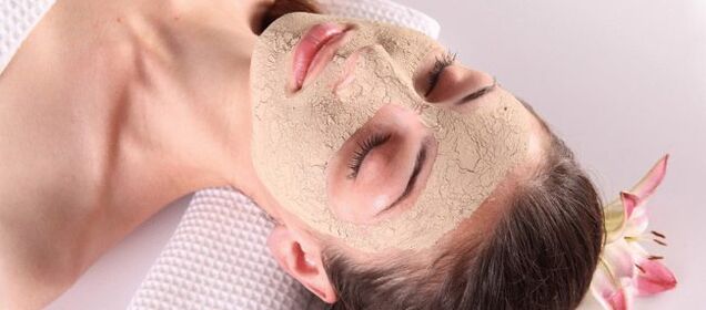 The yeast mask tightens the skin of the face and tones it