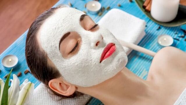 White clay face mask cleans and tightens the skin